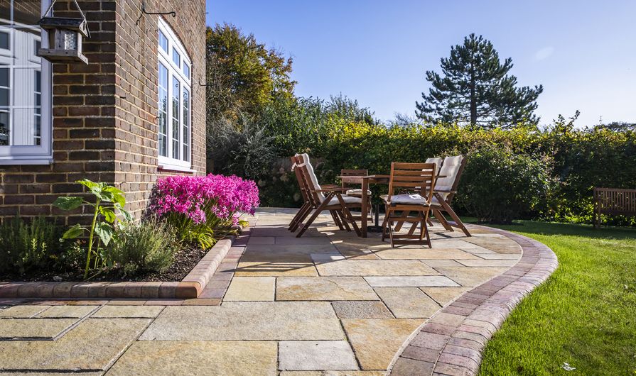 Obrubník kolem terasy u domu